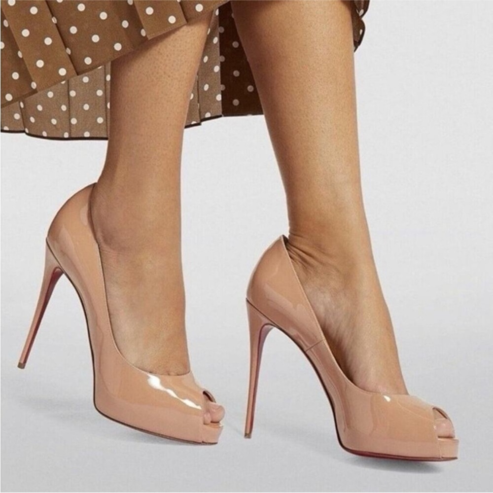 Christian Louboutin✨ VERY PRIVE 100 PATENT
PK1A NUDE
3170637 size 37.5q